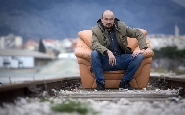 Glazbenik Vojko V pozira na trasi pruge splitskog gradskog vlaka