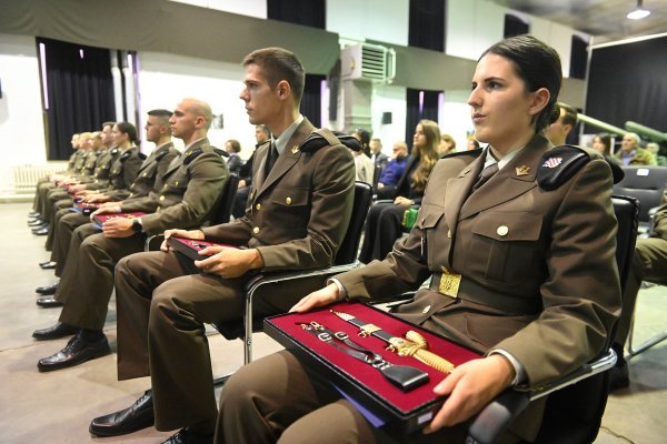 Milanović uručio časničke činove kadetima HVU-a