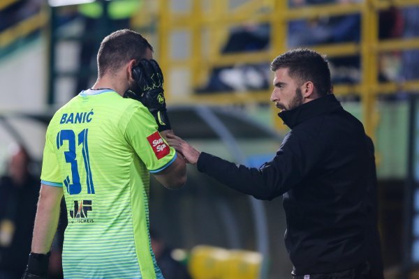 Ivan Banić leži nakon bačene petarde