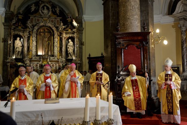 Riječki nadbiskup Uzinić simbolično preuzeo službu i biskupski štap