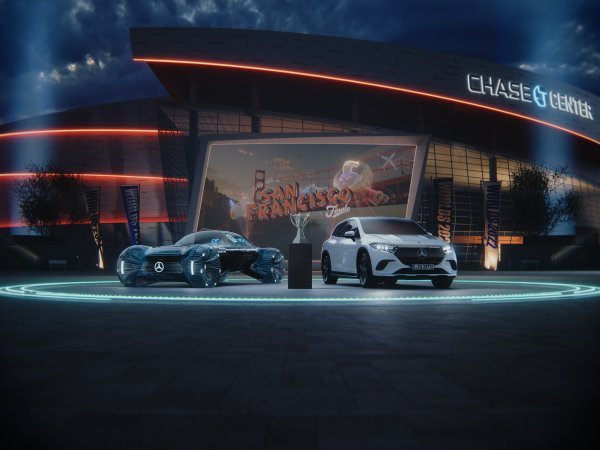 Mercedes EQS SUV (desno) i virtualni izložbeni automobil Project SMNR prate League of Legends Worlds 2022 kroz Sjevernu Ameriku