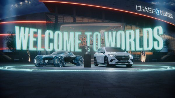 Mercedes EQS SUV (desno) i virtualni izložbeni automobil Project SMNR prate League of Legends Worlds 2022 kroz Sjevernu Ameriku