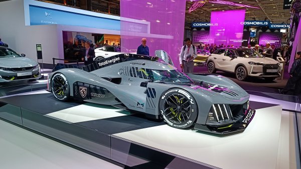 Peugeot 9X8 Le Mans Hypercar na prošlogodišnjem salomu automobila u Parizu