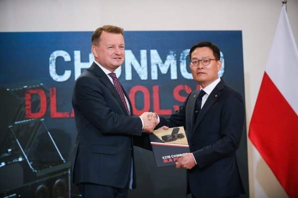 Poljski ministar obrane Mariusz Blaszczak i čelnik koncerna Hanwha Defense Jaeil Son