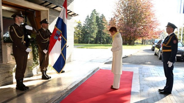 Jelena Milić predaje vjerodajnice Zoranu Milanoviću