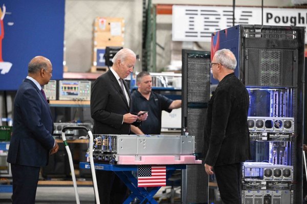 Joe Biden u posjeti IBM-ovom laboratoriju