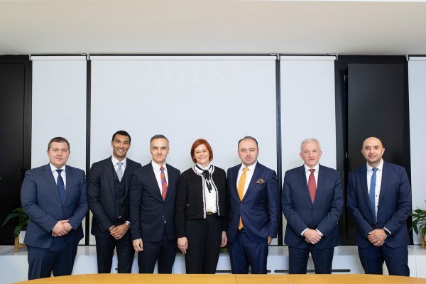 Damir Spudić, CFO i član Uprave ENNA grupe, Jasper Yildirim, voditelj financija grupacije YILDIRIM, Péter Ratatics, predsjednik Uprave Ine, Antonija Glavaš, članica Uprave PPD-a, Dr. Evren Öztürk, član Uprave i glavni financijski direktor grupacije YILDIRIM, Miroslav Skalicki, član Uprave Ine i Hrvoje Glavaš, direktor Strateškog poslovanja i javnih poslova u Ini