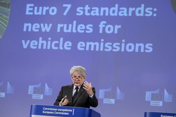 Povjerenik za unutarnje tržište Thierry Breton drži konferenciju za novinare o Euro 7 standardima emisija onečišćenja automobila u Bruxellesu