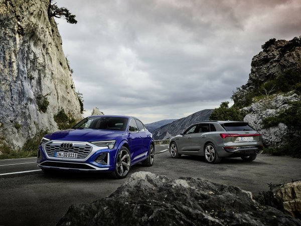 Audi SQ8 Sportback e-tron quattro i Audi Q8 e-tron quattro (desno)