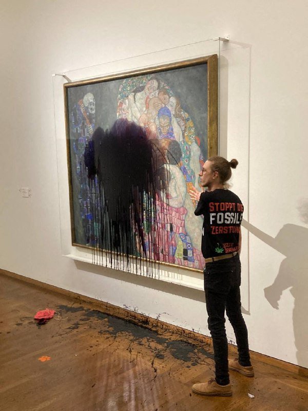 Aktivisti zalili Klimtovu sliku