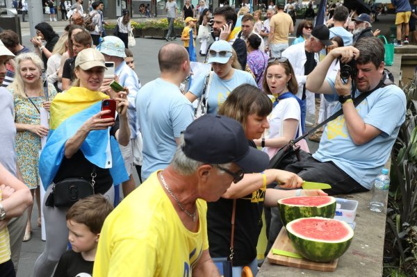 Ukrajinci u Australiji lubenicom proslavili oslobađanje Hersona