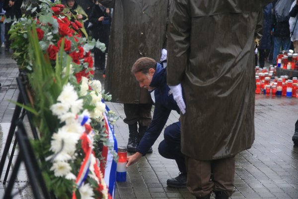 Odavanje počasti žrtvama Vukovara polaganjem vijenaca