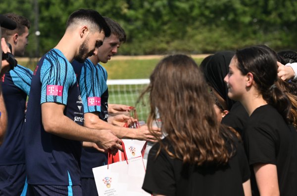 Hrvatska nogometna reprezentacija, trening s djevojčicama iz akademije PSG-a, 19.11.2022.