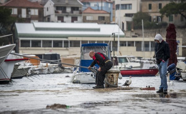 Zbog kiše potopljena riva u Šibeniku