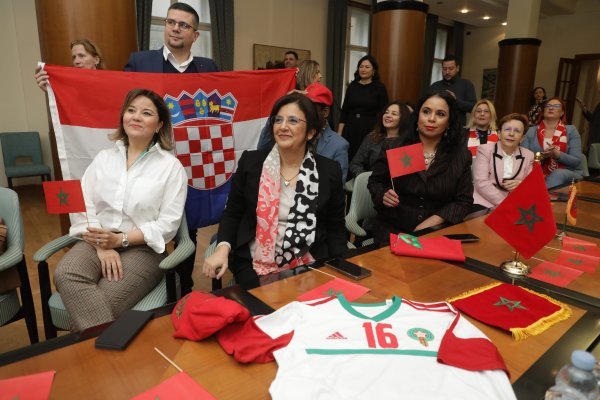Zastupnici gledaju utakmicu s veleposlanicom Maroka