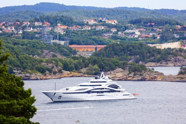 Emirova 123 metra duga jahta Al Lusail, jedna od najvećih na svijetu, snimljena je ljetos u norveškoj luci Kristiansand