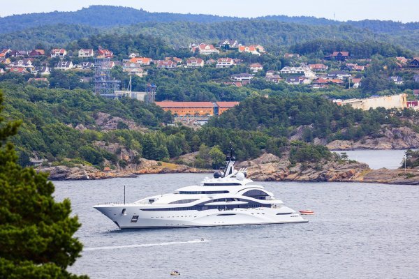 Emirova 123 metra duga jahta Al Lusail, jedna od najvećih na svijetu, snimljena je ljetos u norveškoj luci Kristiansand