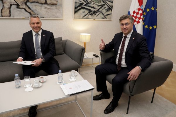Andrej Plenković s austrijskim kancelarom Karlom Nehammerom
