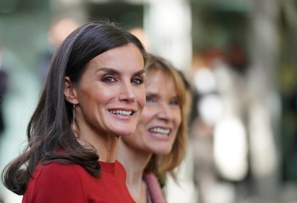 Kraljica Letizia u crvenim kožnim hlačama