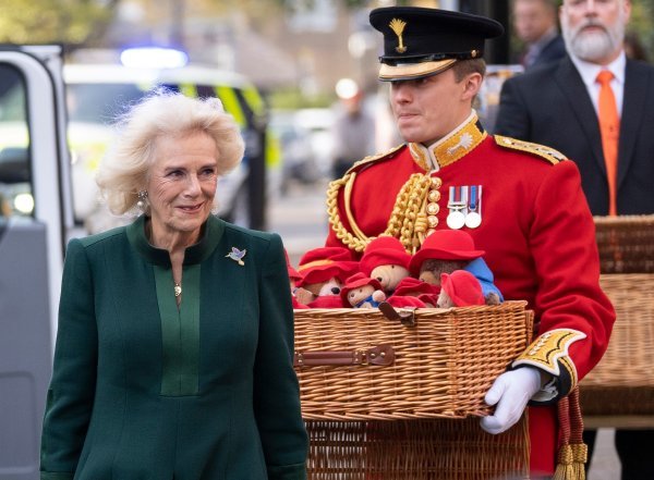 Camilla daruje medvjediće Paddington