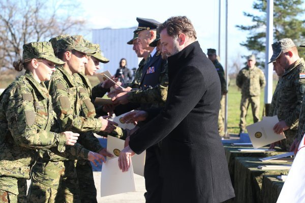 Ministar Banožić uručio ugovore za prijam u djelatnu vojnu službu