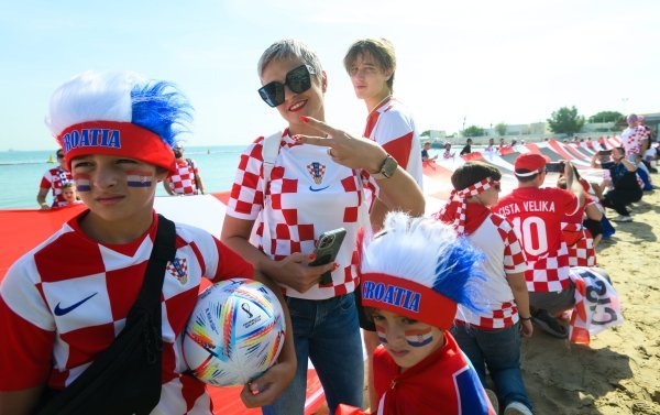 SP Katar: Hrvatski navijači iznenadili Vatrene ispred hotela uoči susreta Hrvatska - Kanada, 27.11.2022.