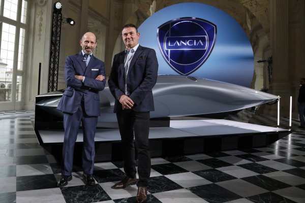 Luca Napolitano (Lancia Brand CEO, na slici lijevo) i Jean Pierre Plouè (Šef Stellantis Design-šef Lancia Designa)