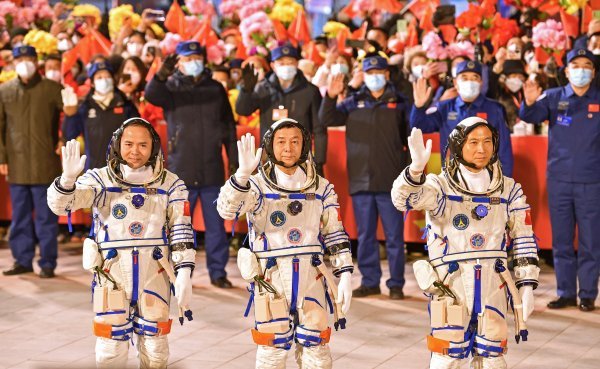 Kineski astronauti Taikonauts Fei Junlong, Deng Qingming i Zhang Lu