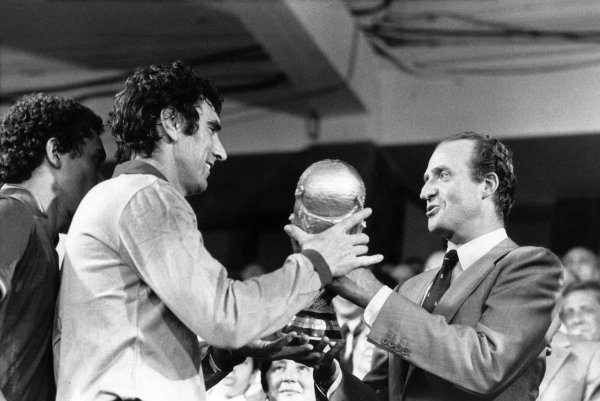 Dino Zoff prima pobjednički pehar iz ruku kralja Juana Carlosa