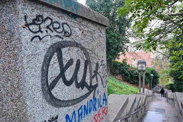 Čišćenje Zakmardijevih stuba u Zagrebu od grafita