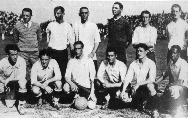 Reprezentacija Urugvaja koja je 1926. osvojila Kup Južne Amerike u Čileu. Hector Castro čuči treći zdesna