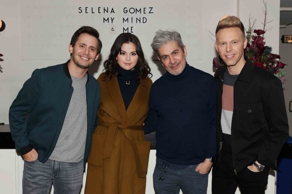 Benji Pasek, Selena Gomez, Alek Keshishian i Justin Paul