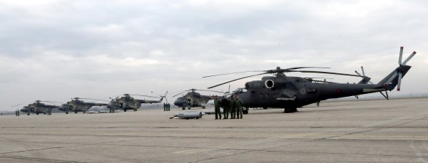 Aleksandar Vučić u obilasku helikoptera Mi-35 i Mi-17