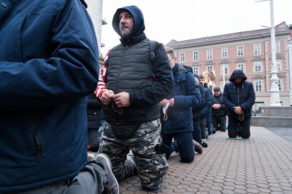 Muškarci mole krunicu na Trgu bana Jelačića