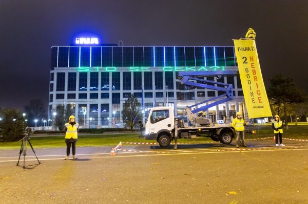 Prosvjed Greenpeacea ispred zgrade INA-e u Zagrebu