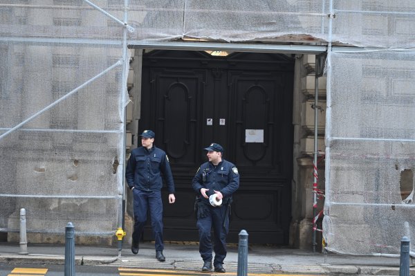 Policija ispred Vrhovnog i Trgovačkog suda na Zrinjevcu zbog dojave o bombi