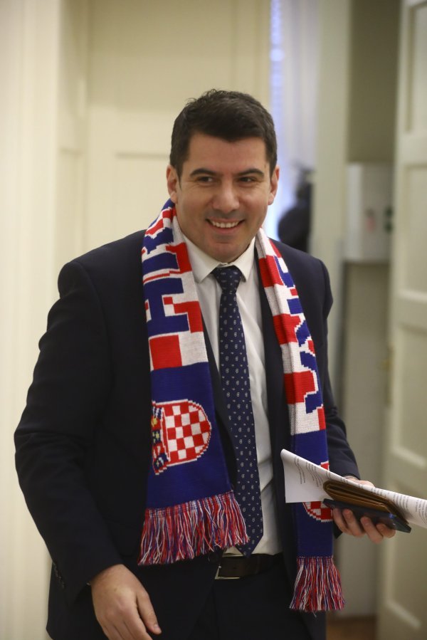 Saborski zastupnik Nikola Grmoja s navijačkim rekvizitima uoči utakmice