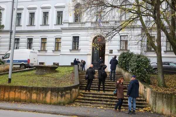 Policija na Općinskom i Županijskom sudu u Puli zbog dojave o bombi