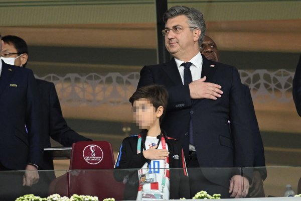 Andrej Plenković sa sinom u svečanoj loži u Al Janoub stadion