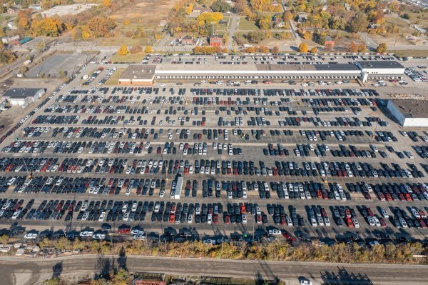 Ovo je parkiralište ispunjeno Fordovim kamionetima za koje proizvođač nema čipove