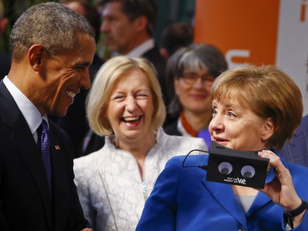 Obama i Merkel s VR naočalama na sajmu u Hannoveru