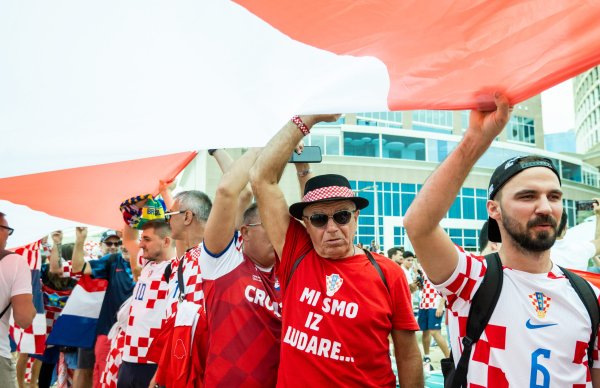 Hrvatski navijači razvili 200-metarsku zastavu ispred hotela Hilton