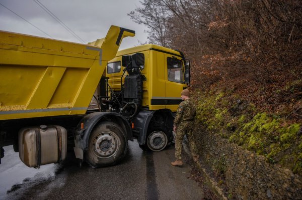 Srbi blokiraju ceste na Kosovu