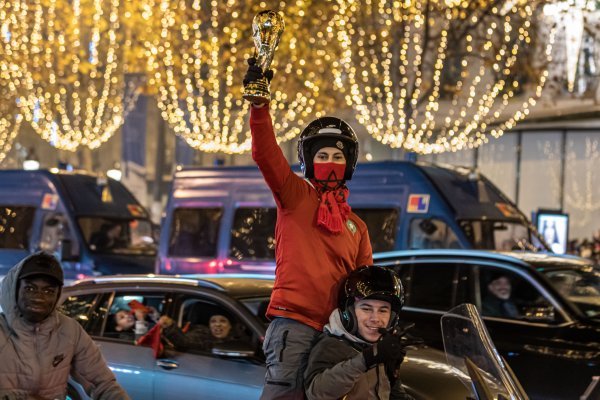 Slavlje na ulicama Pariza prije početka incidenata