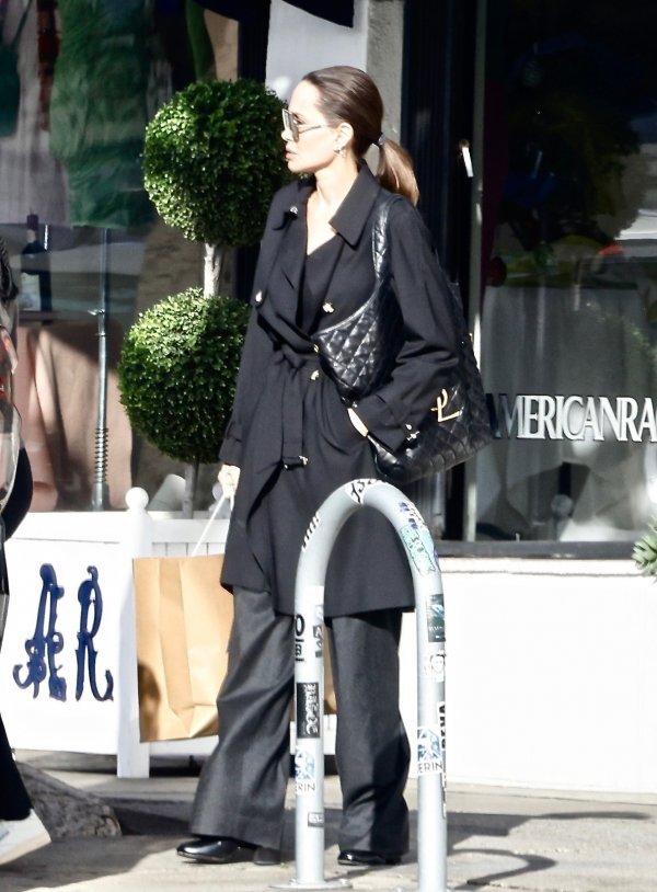 Angelina Jolie s torbicom Icare brenda Saint Laurent