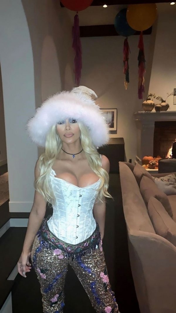 Kim Kardashian kao Pamela Anderson