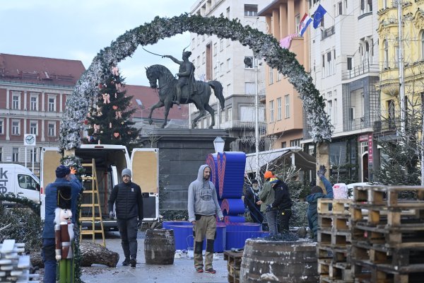 Uklanjanje adventskih kućica s Trga bana Jelačića zbog praćenja utakmice Argentina - Hrvatska