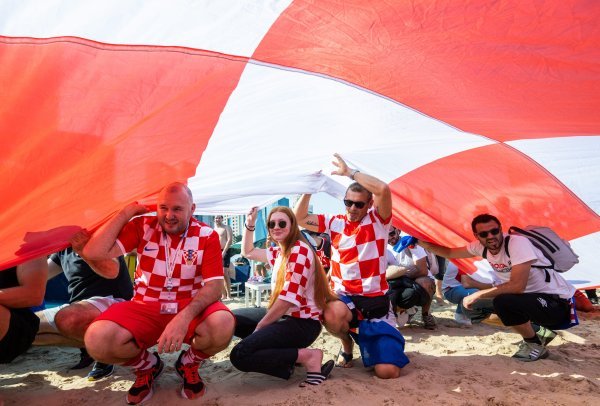 Hrvatski navijači okupljaju se ispred hotela Hilton uoči Argentine