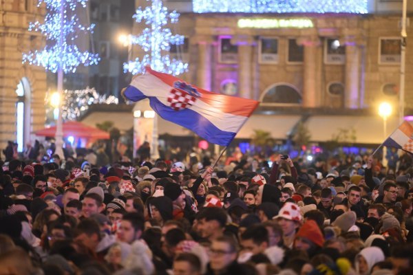Navijači prate utakmicu Hrvatska - Argentina na Trgu bana Josipa Jelačića