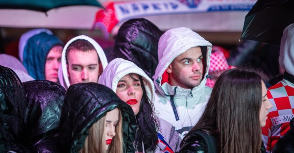 Navijači prate utakmicu Hrvatska - Argentina u Fan zoni na Prokurativama